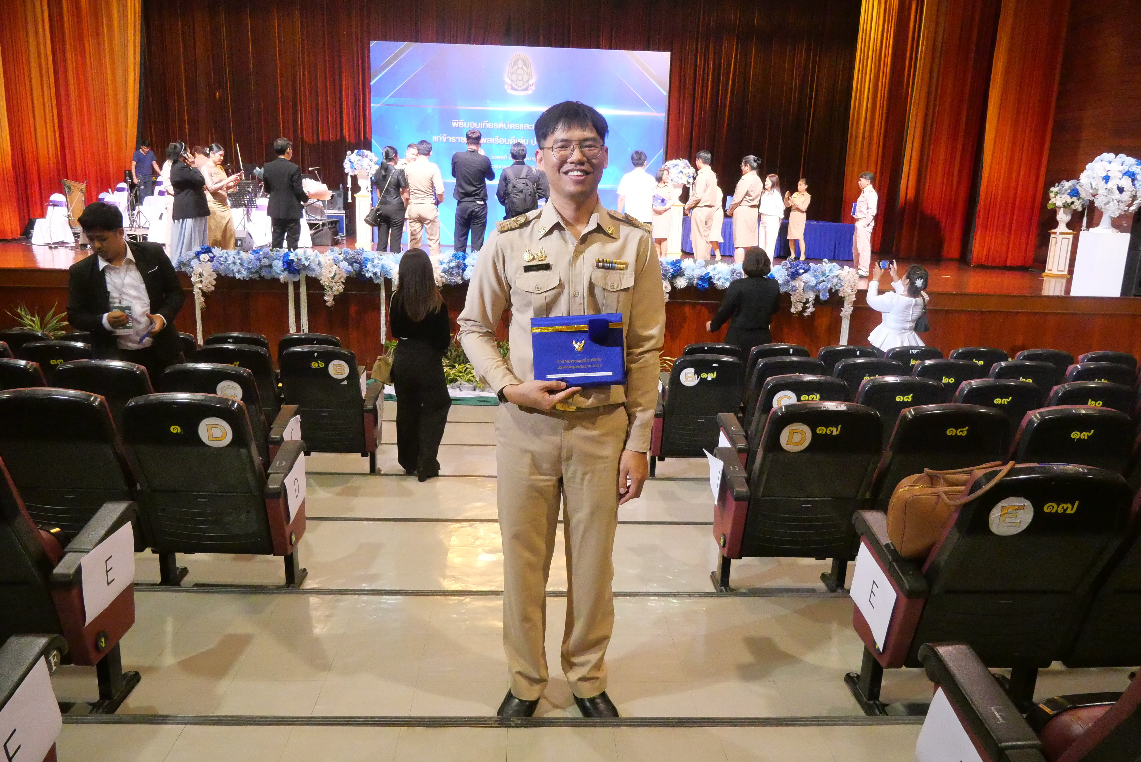 title - ขอแสดงความยินดีแก่ ข้าราชการ ส.ป.ก. เข้ารับมอบเกียรติบัตร ในพิธีมอบเกียรติบัตรและเข็มเชิดชูเกียรติแก่ข้าราชการพลเรือนดีเด่น ประจำปี พ.ศ. 2568 เนื่องในวันข้าราชการพลเรือนประจำปี พ.ศ. 2569 